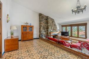 モナチルにあるVilla Leonor con piscina privadaの大きな石壁のリビングルーム