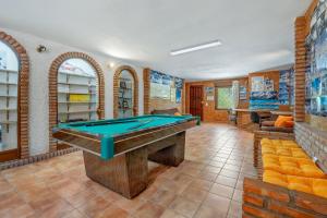 モナチルにあるVilla Leonor con piscina privadaのビリヤード台のあるリビングルーム