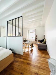 Un dormitorio con una cama y un escritorio en una habitación. en Welcome to Montmartre, en París 17 fotos más