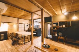 Habitación con mesa y comedor. en Entire Building Rental TANDEM, en Matsumoto
