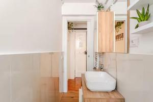 Un baño blanco con lavabo e inodoro. en Casa della Salita San Pietro, en Roma 25 fotos más