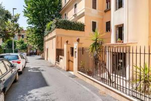 una calle con coches aparcados al lado de un edificio en Casa della Salita San Pietro, en Roma