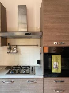 a kitchen with a stove top oven in a kitchen at Studio di Omero in Verona