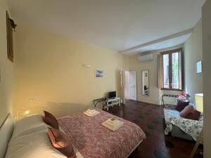 a bedroom with a bed and a couch in a room at Le Due Torri in Rione Monti in Rome