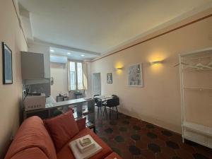 a living room with a couch and a kitchen at Le Due Torri in Rione Monti in Rome