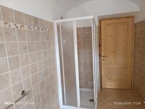 een badkamer met een douche met een glazen deur bij Casa Montagna in Canale San Bovo