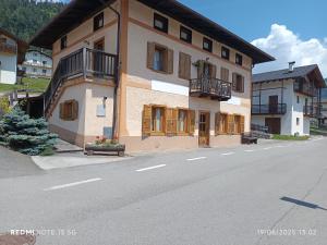 een groot gebouw aan de kant van een weg bij Casa Montagna in Canale San Bovo