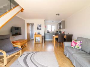 ノリッジにあるKingsmereのソファとテーブルのあるリビングルーム