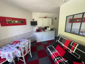 a small room with a bed and a kitchen at Studio cosy avec vue rivière et montagne in Barèges +11 photos