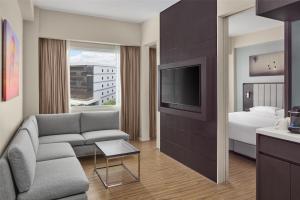 TV a/nebo společenská místnost v ubytování Park Inn By Radisson Clark