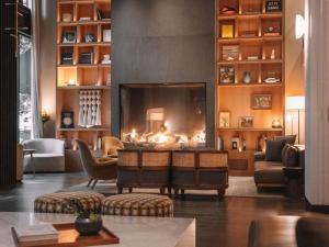 Ein Sitzbereich in der Unterkunft Ändra Hotel Seattle - MGallery Collection