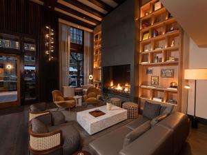 Ein Sitzbereich in der Unterkunft Ändra Hotel Seattle - MGallery Collection