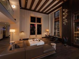 Ein Bett oder Betten in einem Zimmer der Unterkunft Ändra Hotel Seattle - MGallery Collection