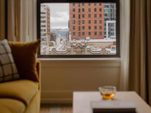 Ein Sitzbereich in der Unterkunft Ändra Hotel Seattle - MGallery Collection