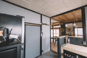 una cocina con una puerta que da a un comedor en Entire Building Rental TANDEM, en Matsumoto