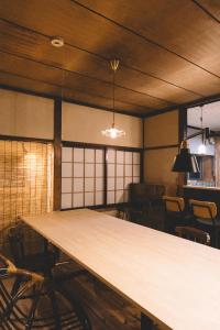 una gran mesa de madera en una habitación con sillas en Entire Building Rental TANDEM, en Matsumoto