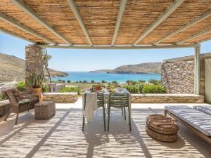 eine Terrasse mit einem Tisch und Meerblick in der Unterkunft Serifos Dream Houses near the sea in Ganema