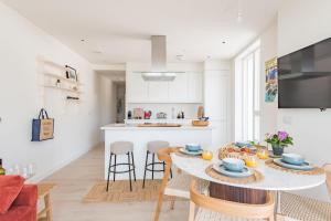 eine Küche und ein Wohnzimmer mit Tisch und Stühlen in der Unterkunft The Perch at Shoreline in Folkestone + 15 Fotos