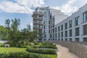 ein Mehrfamilienhaus mit einem Garten davor in der Unterkunft The Perch at Shoreline in Folkestone