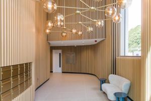 einen Flur mit einem Kronleuchter in einem Gebäude in der Unterkunft The Perch at Shoreline in Folkestone