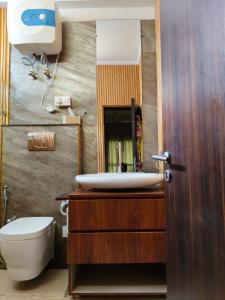 Et badeværelse på Deodar Whispers - 2 to 3 bedroom private villa Chail Himachal + 45 billeder