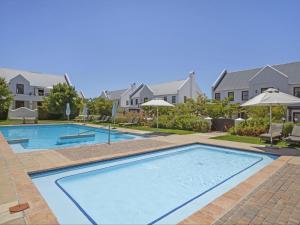Hồ bơi trong/gần Winelands Golf Lodges 37