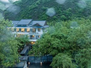 九寨沟Between Trees and Streams的位于树木繁茂的河中央的酒店