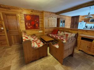 BoulcGîtes au Moulin de Ravel的有两把椅子和一张沙发的客厅