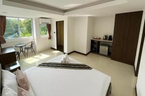 Η κουζίνα ή μικρή κουζίνα στο Chaweng Grand View Condotel