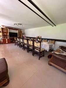 a dining room with a table and chairs at Coltul verde in Tîrgu Neamţ