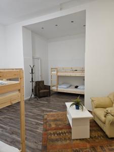 Ένα ή περισσότερα κρεβάτια σε δωμάτιο στο Urban Nomad Rooms and Hostel in City Center
