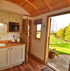 Η κουζίνα ή μικρή κουζίνα στο Finest Retreats - Shepherds Lodge at Morrells Wood