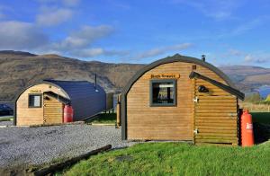 フォート・ウィリアムにあるFinest Retreats - Dalaraban Luxury Pods - Black Grouseの砂利道に座る小さな建物 +5枚の写真