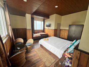 Postel nebo postele na pokoji v ubytování Hotel Hill Queen near Sherpa Gumba Darjeeling Mall 5 Min Couple Friendly