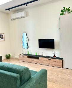 TV a/nebo společenská místnost v ubytování Guli's Suite - Lusso e Comfort in Centro Storico