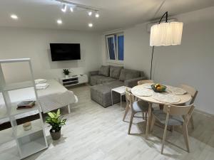 Μια τηλεόραση ή/και κέντρο ψυχαγωγίας στο NEW MARI - Cozy Studio Apartment with parking