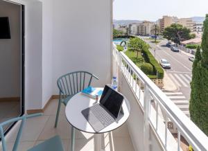 Gallery image of Bay Hotel in Roses +42 photos
