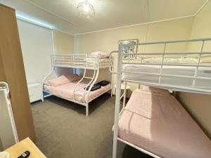 Postel nebo postele na pokoji v ubytování Investigator Beach Breeze Apartments U3
