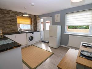 Η κουζίνα ή μικρή κουζίνα στο South Beach Coastal Cottage 