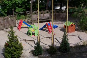 库瑞尼卡慕斯卡Luxus的沙地里放戏的游乐场