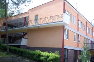 库瑞尼卡慕斯卡Luxus的一侧带阳台的建筑