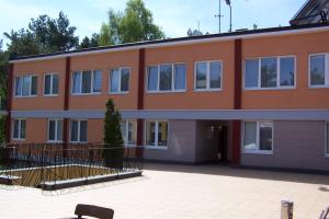 库瑞尼卡慕斯卡Luxus的一座大型橙色建筑,有很多窗户