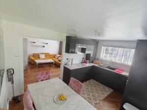 En eller flere senge i et værelse på Modern 2 bedroom Ground Level Flat