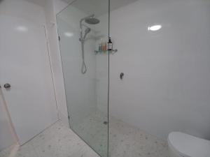 une douche avec une porte en verre dans une salle de bain dans l'établissement NEW Coastal Salty Life - 2 bed 1st Floor, à Perth