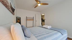 une chambre avec un lit et un ventilateur de plafond dans l'établissement NEW Coastal Salty Life - 2 bed 1st Floor, à Perth