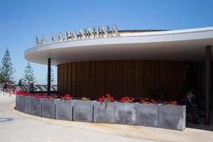 un bâtiment avec un panneau indiquant la Carolina dans l'établissement NEW Coastal Salty Life - 2 bed 1st Floor, à Perth