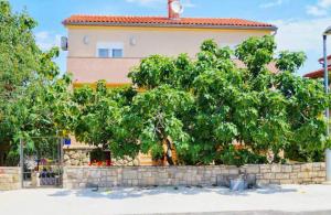 a large tree in front of a building at Apartment Leni 2 in Banjole