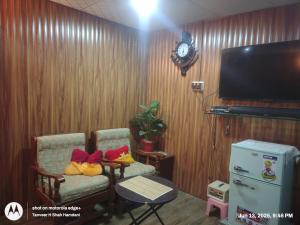 Μια τηλεόραση ή/και κέντρο ψυχαγωγίας στο Comfort Suites Lara Gora