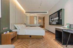 Postel nebo postele na pokoji v ubytování Tingxi Hotel