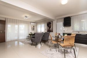 a kitchen and dining room with a table and chairs at Alexandra Boutique Residence VILLAS in Alexandroupoli